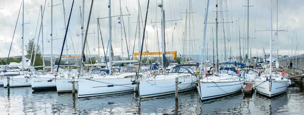 Water park, moored boats and sailboats in the sea port of Lemmer. — Stock Photo, Image