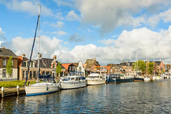Nederländska kanalen med förtöjda båtar på stranden, staden Lemmer. — Stockfoto