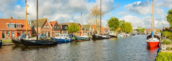 Nederländska kanalen med förtöjda båtar på stranden, staden Lemmer. — Stockfoto