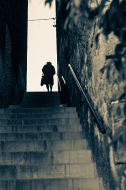 Bystrzyca Klodzka, şehirdeki dairelere giden eski merdivenler..