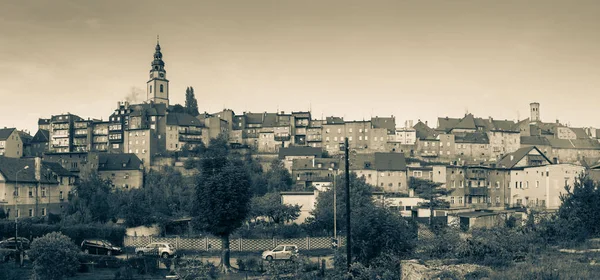 Panorama de Bystrzyca Klodzka, vue sur les vieux bâtiments de la ville . — Photo