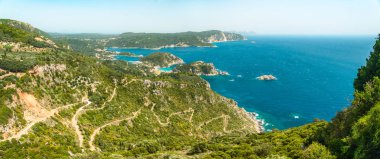 Angelokastro 'dan Paleokastritsa Dağ Koyu' na kadar uzanan manzarada kayalıkları ve denizi görebilirsiniz..