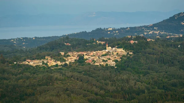 Korfu, ağaçların arasına dağlarda inşa edilmiş küçük bir kasaba, Kayzer 'in taht gözetleme noktasından panorama..
