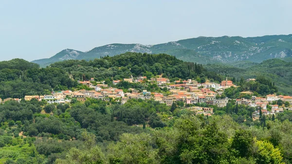 Korfu, ağaçların arasına dağlarda inşa edilmiş küçük bir kasaba, Kayzer 'in taht gözetleme noktasından panorama..