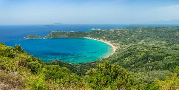 Angelokastro yolu boyunca uzanan manzara, Agios Georgios Pagon körfezi ve gök mavisi deniz manzarası.. — Stok fotoğraf