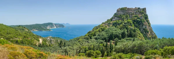 Rozciągająca się panorama od Angelokastro do górskiej zatoki Paleokastritsa, poniżej można zobaczyć klify i morze. — Zdjęcie stockowe