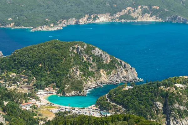 Angelokastro 'dan Paleokastritsa Dağ Koyu' na kadar uzanan manzarada kayalıkları ve denizi görebilirsiniz.. — Stok fotoğraf