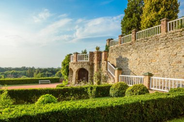 Metuje Nehri 'ndeki New Town' daki kalede kuşlar için kuşhane..