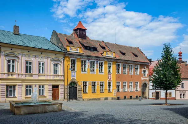 Kolorowe Tarasowe Budynki Starym Rynku Opocno Małą Fontanną — Zdjęcie stockowe
