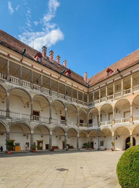 Pátio Castelo Opocno Com Três Andares Varandas Arqueadas — Fotografia de Stock