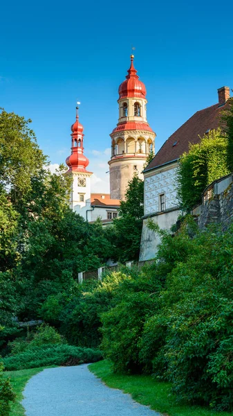 Nachod şatosunun aydınlık kulelerinden parkın manzarası.
