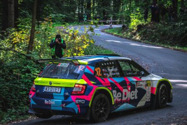 Miedzylesie, Polonya - 6 Ekim 2019: Polonyalı Artur Rowinski ve yardımcı pilot Magdalena Tokarska Miedzylesie 'de düzenlenen 53. Mitingde Skoda Fabia Proto ralli arabasında.
