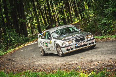 Miedzylesie, Polonya - 6 Ekim 2019: Polonyalı Szymon Rusin ve yardımcı pilot Pawel Ferdek Miedzylesie 'deki 53. Ralli Dolnoslaski sırasında BMW M3 E36 rali arabasında.