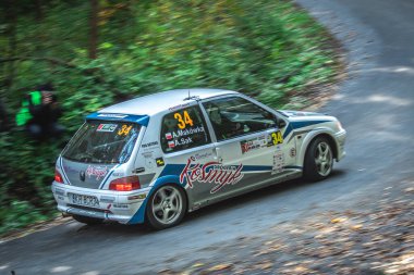 Miedzylesie, Polonya - 6 Ekim 2019: Polonyalı Artur Makowka ve yardımcı pilot Anna Sak Miedzylesie 'deki 53. Ralli Dolnoslaski sırasında bir Peugeot 106 rali arabasında.