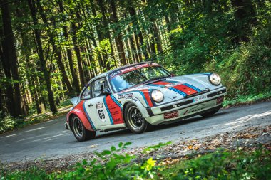 Miedzylesie, Polonya - 6 Ekim 2019: Polonyalı Piotr Zaleski ve yardımcı pilot Piotr Szadkowski, Miedzylesie 'deki 53. Ralli sırasında bir Porsche 911 SC ralli arabasında.