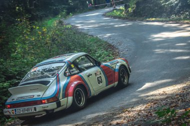 Miedzylesie, Polonya - 6 Ekim 2019: Polonyalı Piotr Zaleski ve yardımcı pilot Piotr Szadkowski, Miedzylesie 'deki 53. Ralli sırasında bir Porsche 911 SC ralli arabasında.