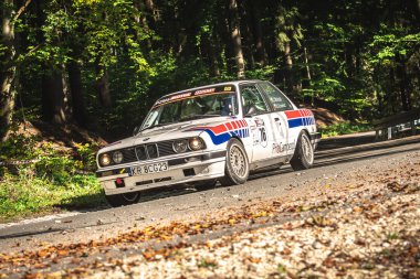 Miedzylesie, Polonya - 6 Ekim 2019: Polonyalı Jakub Wolski ve yardımcı pilot Bartosz Krawiec BMW 318 iS E30 rali arabasıyla Miedzylesie 'deki 53..