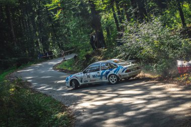 Miedzylesie, Polonya - 6 Ekim 2019: Polonyalı Wojciech Kaszowski ve yardımcı pilot Bartlomiej Meka, Miedzylesie 'deki 53. Mitingde Ford Sierra RS Cosworth ralli arabasıyla.