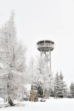 Yüksek, karla kaplı gözcü kulesi Jagodna dağının tepesinde, kış mevsiminde. Yürüyüş yolunda gözcü noktası.