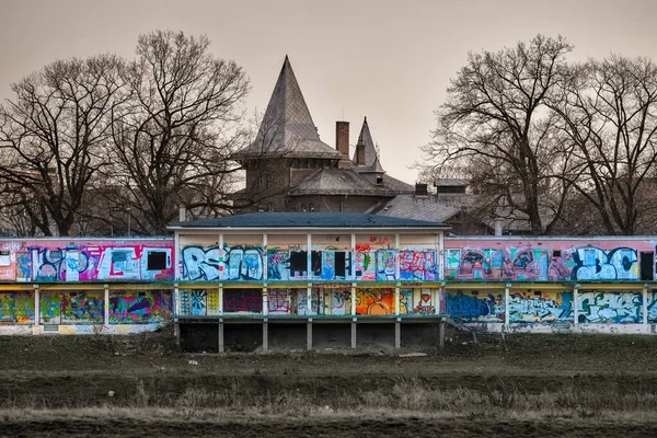 Antiguo Edificio Abandonado Orillas Del Río Pintado Con Coloridos Graffiti —  Fotos de Stock