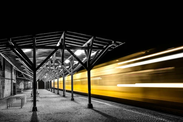 Tren Amarillo Salida Estación Tren Por Noche Tren Sale Estación —  Fotos de Stock