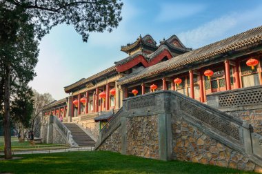 Klasik Çin binaları, eski tarz, binanın önünde iyi korunmuş..