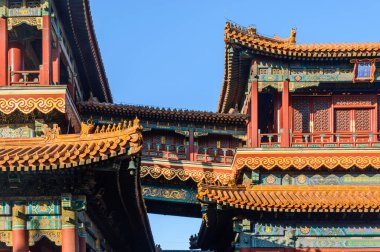 Çin evlerinin zengin dekore edilmiş çatıları, heykelcikli küçük renkli detaylar..