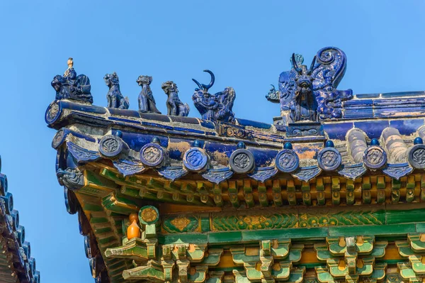Telhados Ricamente Decorados Templo Chinês Pequenos Detalhes Coloridos Com Figuras — Fotografia de Stock