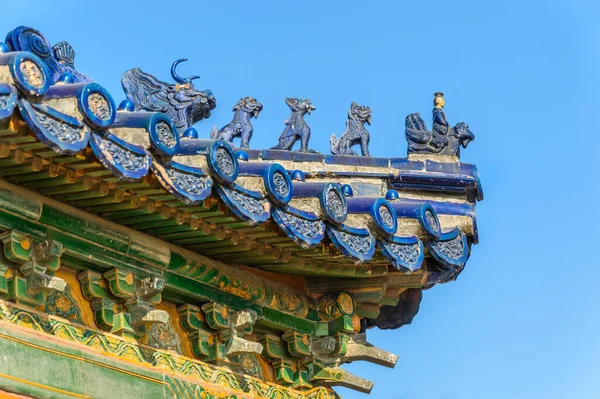 Telhados Ricamente Decorados Templo Chinês Pequenos Detalhes Coloridos Com Figuras — Fotografia de Stock