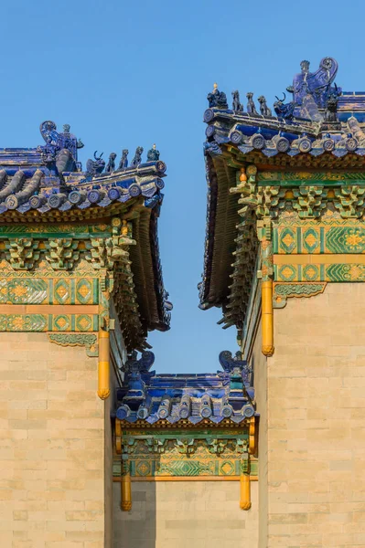 富丽堂皇的中国大门屋顶 小小的五彩斑斓的细节配上了雕像 — 图库照片