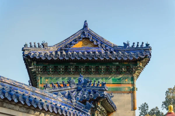 富丽堂皇的中国大门屋顶 小小的五彩斑斓的细节配上了雕像 — 图库照片