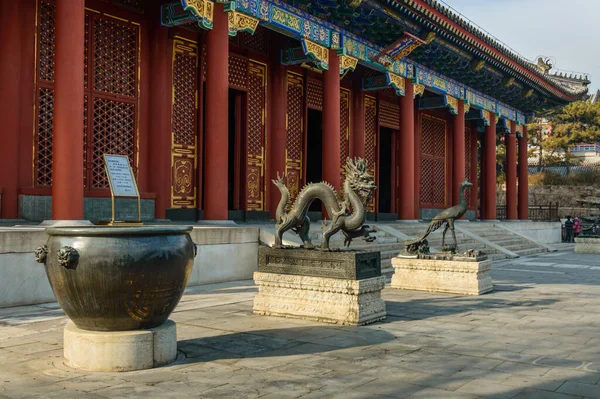 Esculturas Chinesas Clássicas Estão Frente Edifício Antigo Colorido — Fotografia de Stock