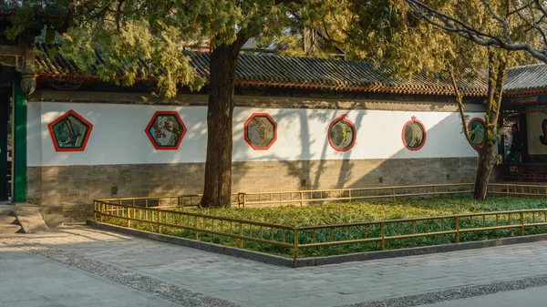 Edifícios Chineses Clássicos Estilo Antigo Uma Praça Bem Conservada Entre — Fotografia de Stock