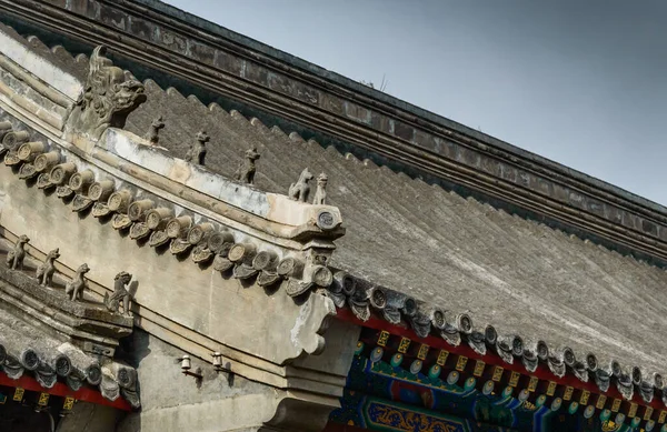Telhado Edifício Chinês Clássico Com Inúmeras Figuras Decorações Coloridas — Fotografia de Stock