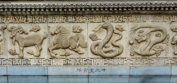 Semne Zodiacale Chinezești Sculptate Piatră Perete — Fotografie, imagine de stoc