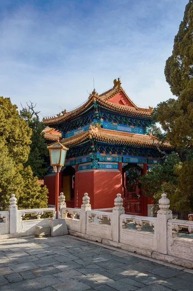 Edifícios Chineses Tradicionais Nos Terrenos Templo Inúmeras Pinturas Coloridas Estrutura — Fotografia de Stock