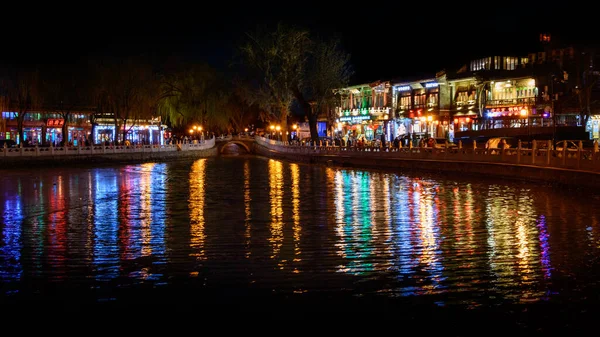 石海湖 湖のほとりにカラフルな光の建物の夜景 — ストック写真