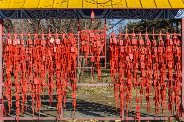 Chinesische Rote Grußkarten Hingen Großer Zahl Zaun — Stockfoto