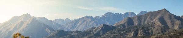 Dağ Tepelerinin Güzel Manzarasında Hayalet Kuleden Manzara — Stok fotoğraf