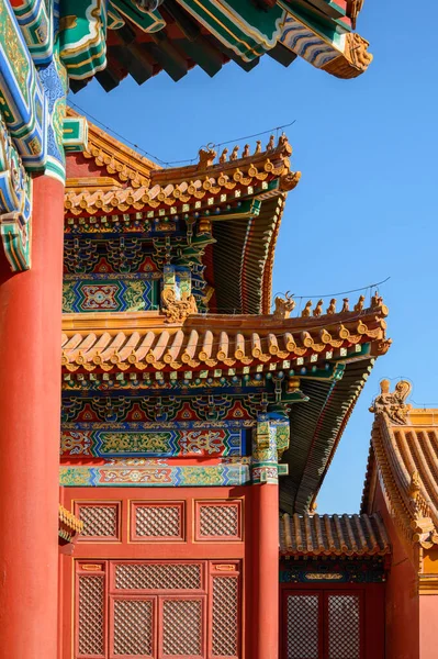 Telhados Ricamente Decorados Templo Chinês Pequenos Detalhes Coloridos Com Figuras — Fotografia de Stock