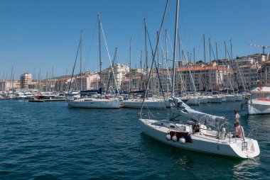 Marsilya 'nın eski limanından tekneyle çıkış.