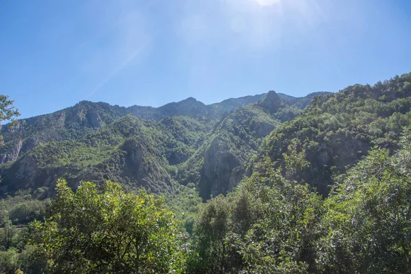 Doğu Pyrenes 'in keşfi yaz aylarında, hala vahşi bölgede — Stok fotoğraf