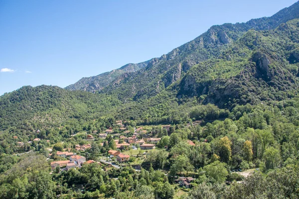 Ontdekking van de oostelijke Pyreneeën in de zomer, nog steeds wilde regio van — Stockfoto