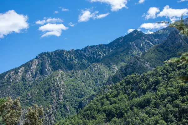 Doğu Pyrenes 'in keşfi yaz aylarında, hala vahşi bölgede — Stok fotoğraf