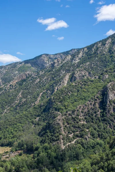 Descubrimiento de los Pirineos orientales en verano, todavía salvaje región de — Foto de Stock