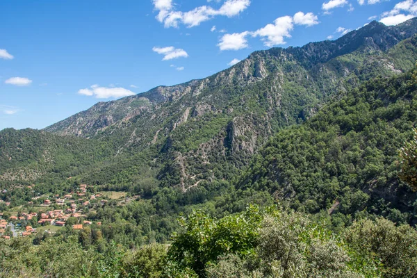 Felfedezés a keleti Pireneusok nyáron, még mindig vad régió — Stock Fotó