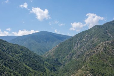 Doğu Pyrenes 'in keşfi yaz aylarında, hala vahşi bölgede