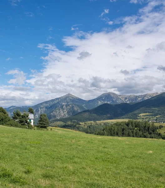 Odkrycie wschodniej Pirenes w lecie, nadal dziki region — Zdjęcie stockowe