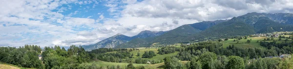 Upptäckten av östra Pyrenéerna på sommaren, fortfarande vild region i — Stockfoto