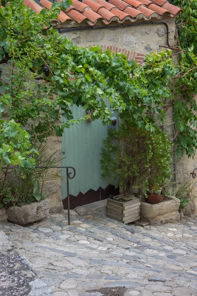 Entdeckung der östlichen Pyrenäen im Sommer, noch wilde Region von — Stockfoto